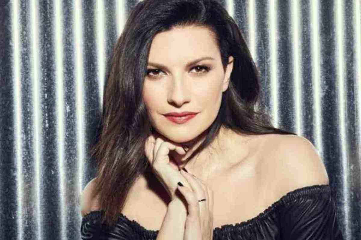 Il vero colpo di scena è arrivato con l'apparizione a sorpresa di Laura Pausini, che ha cantato insieme ad Achille Lauro il brano "16 marzo"