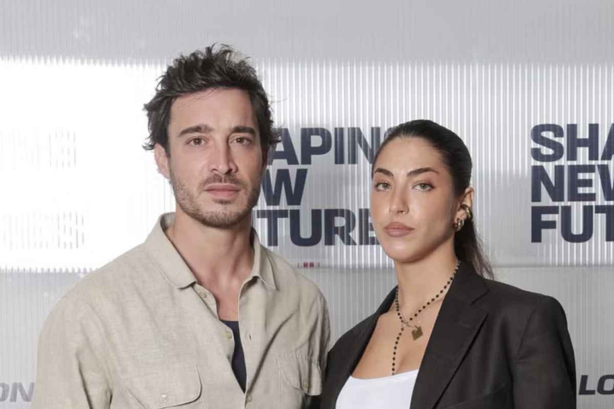 Sotto al post, i commenti si sono moltiplicati nel giro di poche ore. C’è chi ha fatto gli auguri alla coppia, accettando la notizia senza troppe domande,