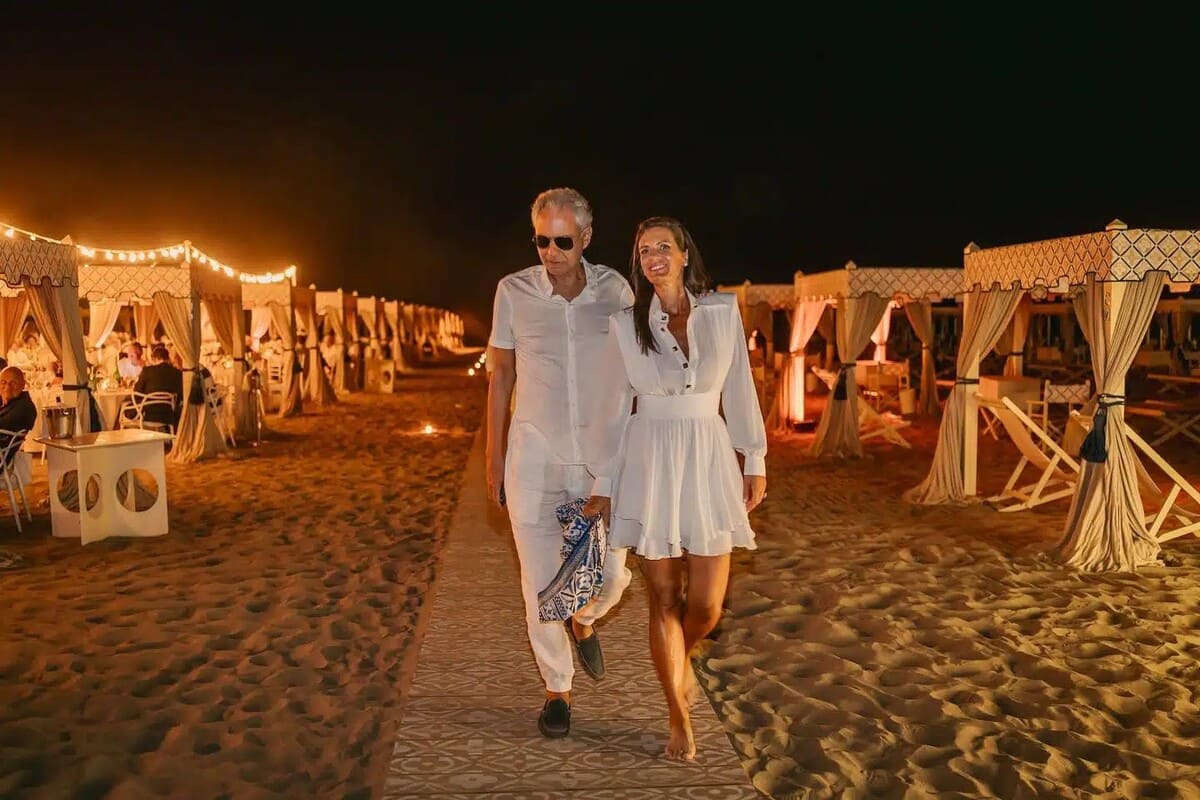 Andrea Bocelli e Veronica Berti ad Alpemare, sono gli attuali proprietari dello stabilimento in Versilia
