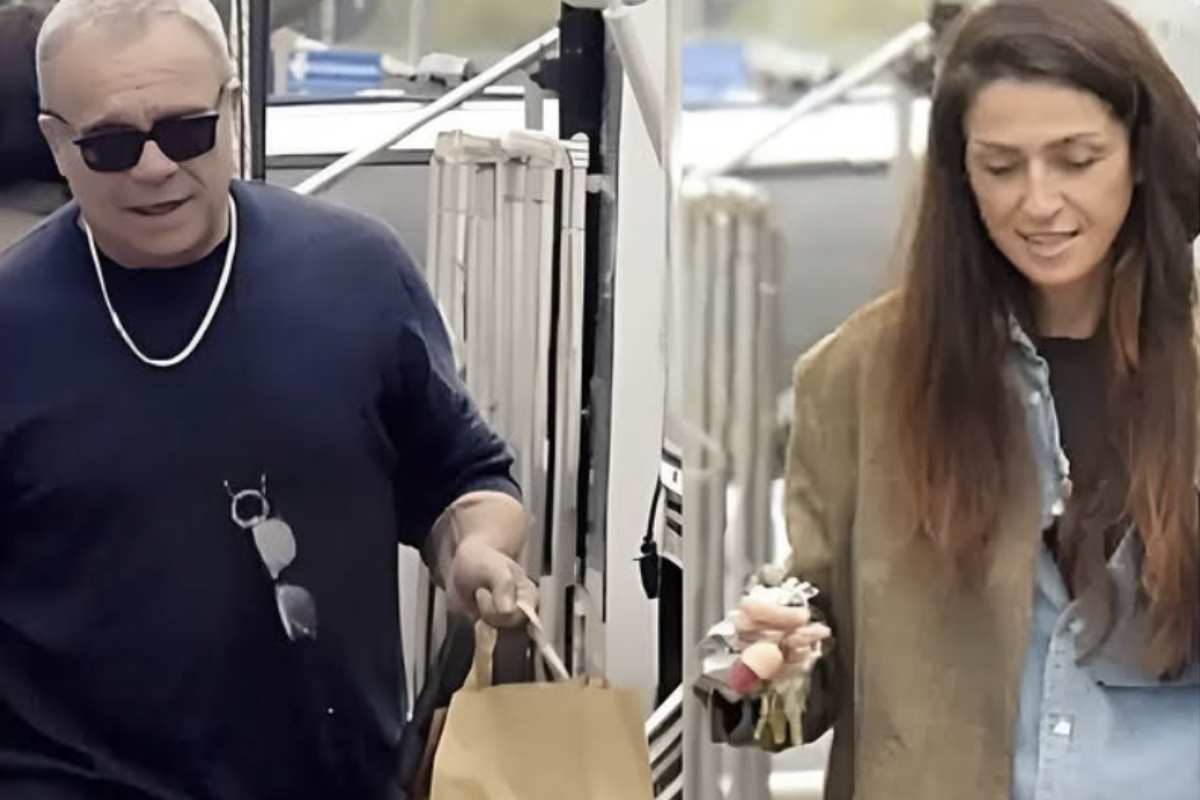 A differenza di molte storie del mondo dello spettacolo, questa non si costruisce sui social o sulle apparizioni pubbliche.