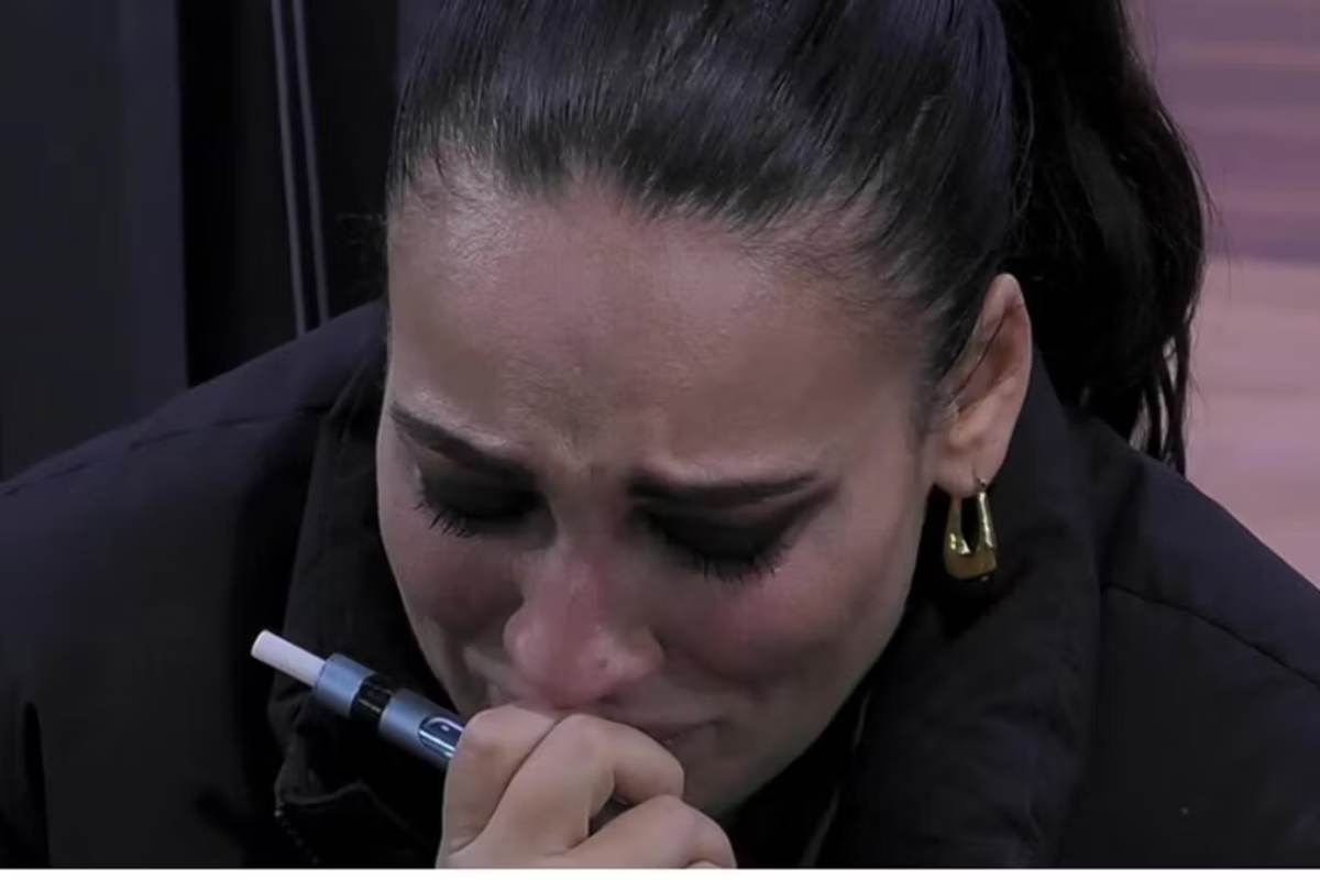 Nella casa del Grande Fratello Vip si è aperta una nuova fase segnata da dinamiche personali sempre più evidenti, con conseguenze dirette sul clima tra i concorrenti. Al centro dell’attenzione c’è la situazione che coinvolge Francesca Manzini e Raimondo Todaro, emersa con forza dopo l’ultima puntata in diretta condotta da Ilary Blasi. La separazione forzata e le sue conseguenze La decisione di spostare Raimondo Todaro in una zona isolata della casa, insieme a Ibiza Altea, ha avuto un impatto immediato sugli equilibri interni. La separazione, legata alle dinamiche di gioco e alle nomination, ha innescato una reazione evidente da parte di Francesca Manzini. L’imitatrice è apparsa visibilmente provata, manifestando un disagio che ha superato la dimensione della semplice convivenza televisiva. Il venir meno di un punto di riferimento all’interno della casa ha reso più evidente la dipendenza relazionale costruita nelle settimane precedenti. I segnali che alimentano il dibattito A colpire non è stato solo il momento di fragilità, ma anche alcuni gesti che hanno alimentato il confronto tra i concorrenti. Tra questi, la scelta di conservare un oggetto appartenente a Todaro, interpretata da diversi inquilini come un segnale di coinvolgimento emotivo più profondo. Le dichiarazioni di Francesca Manzini continuano a mantenersi su una linea prudente, richiamando un legame definito come affetto e stima professionale. Tuttavia, il linguaggio del corpo e le reazioni osservate negli ultimi giorni hanno contribuito a generare letture differenti sia all’interno della casa sia tra il pubblico. Il confronto con gli altri concorrenti La situazione ha rapidamente modificato il clima tra i partecipanti. Figure come Alessandra Mussolini e Adriana Volpe hanno sollevato dubbi sulla coerenza tra le parole e i comportamenti della concorrente. Le osservazioni si sono concentrate sulla natura del rapporto e sull’intensità della reazione emotiva. Il confronto ha reso esplicito un tema ricorrente nei reality: il confine tra strategia e coinvolgimento personale, spesso difficile da definire in un contesto di isolamento prolungato. Il ruolo della realtà esterna Un elemento che incide sulla gestione della situazione è la presenza, al di fuori del programma, della compagna di Raimondo Todaro. Questo fattore introduce una variabile ulteriore, che la stessa Manzini ha più volte richiamato, sottolineando la necessità di mantenere una linea di rispetto. Nonostante questo, alcune dichiarazioni e atteggiamenti hanno contribuito a delineare un quadro più complesso, in cui emerge una tensione tra consapevolezza e comportamento. La gelosia legata alla convivenza temporanea di Todaro con un’altra concorrente ha rafforzato questa percezione. La posizione di Raimondo Todaro Dal lato di Raimondo Todaro, la gestione della situazione appare più cauta. Il coreografo ha mostrato attenzione nel mantenere una distanza che evitasse interpretazioni ambigue, adottando comportamenti orientati a limitare possibili fraintendimenti. Questa posizione si inserisce in un contesto già esposto, in cui ogni gesto viene osservato e interpretato sia dai concorrenti sia dal pubblico. Dinamiche di gioco e coinvolgimento reale Il caso evidenzia uno degli aspetti più rilevanti dei reality contemporanei: la sovrapposizione tra dimensione televisiva e vissuto personale. In un ambiente chiuso e continuo, le relazioni tendono a intensificarsi, rendendo più difficile distinguere tra dinamiche di gioco e coinvolgimento autentico. La vicenda tra Francesca Manzini e Raimondo Todaro si inserisce in questo quadro, contribuendo a ridefinire gli equilibri interni e a influenzare le dinamiche future del programma. Un equilibrio ancora incerto L’evoluzione della situazione resta aperta. La separazione temporanea, il confronto con gli altri concorrenti e la presenza di fattori esterni rendono difficile prevedere gli sviluppi. Nel contesto del Grande Fratello Vip, episodi di questo tipo rappresentano momenti di svolta, in cui le relazioni diventano centrali nella narrazione e incidono direttamente sul percorso dei protagonisti all’interno del gioco. 