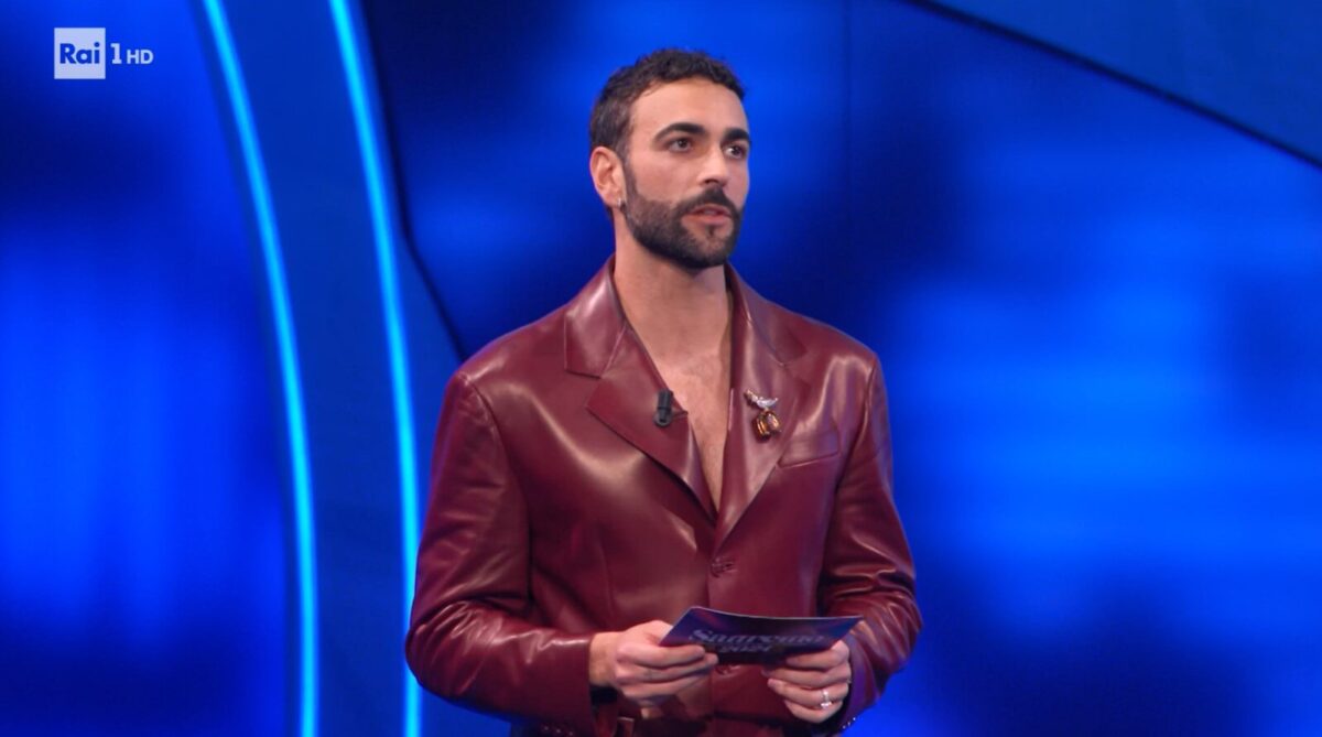 Marco Mengoni durante una sua esibizione a Sanremo 2024.Dopo alcune esperienze nell'ambito musicale come membro di un quintetto vocale, a 16 anni decide di intraprendere la carriera solista, salendo alla ribalta nel 2009 grazie alla vittoria della terza edizione del talent show X Factor, che gli ha consentito di firmare un contratto discografico con la Sony Music.